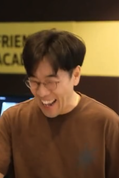 골프 게임을 즐기는 회원